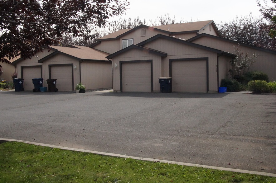 2-Story Apartment with 2 master suites and garage - 508 NE Negus Loop