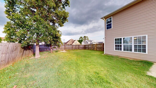 Building Photo - 4 Bedrooms in Established Hope Mills Commu...