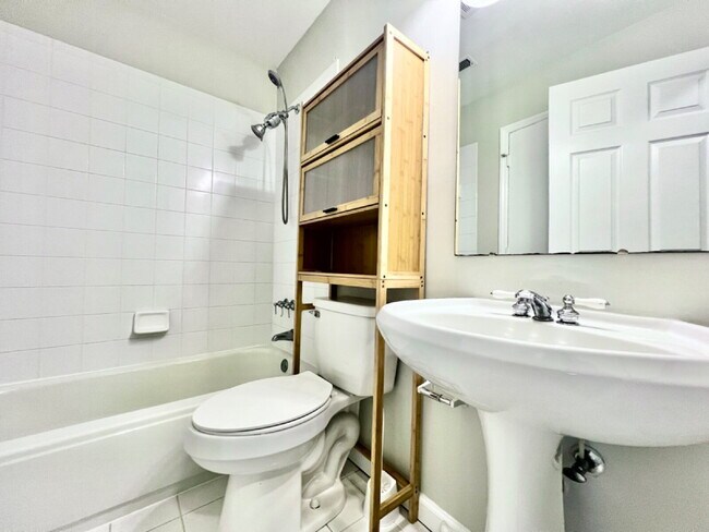 Building Photo - RAINTREE TOWNHOME!