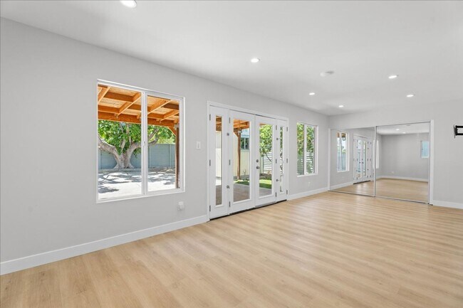 Building Photo - Updated 3-Bedroom Pool Home with Open Layo...