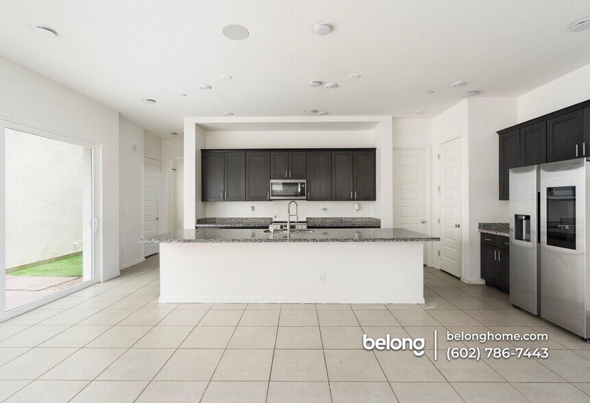 Building Photo - 221 E Balsam Dr