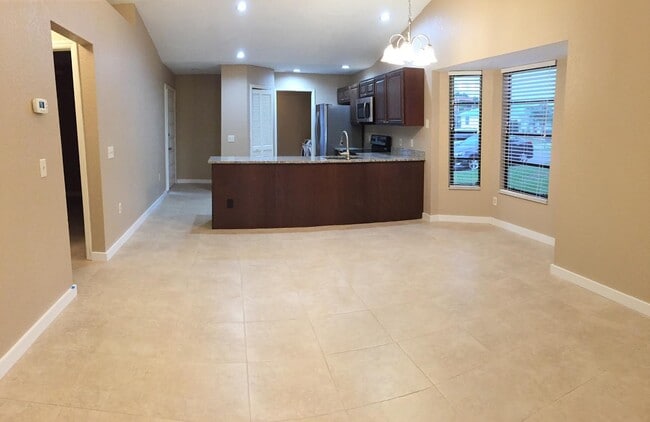 Building Photo - 2623 Magdalina Dr