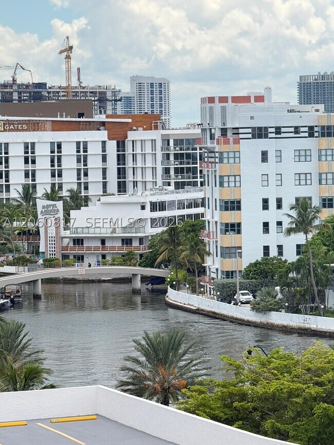 Building Photo - 2625 Collins Ave