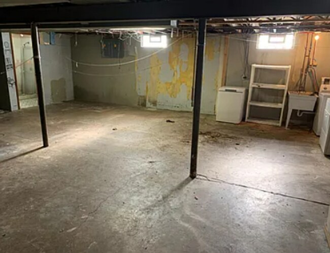 Building Photo - 5830 N 61st St