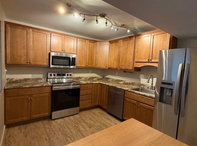 Building Photo - 463 Down Hill Dr