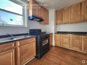 Building Photo - Large 2 Bed 1 bath with heat included - Lo...