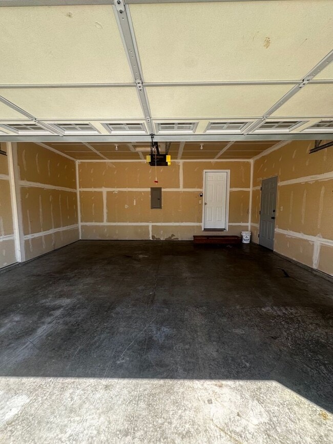 Building Photo - Beautiful 3 Bedroom Home- Centrally Locate...