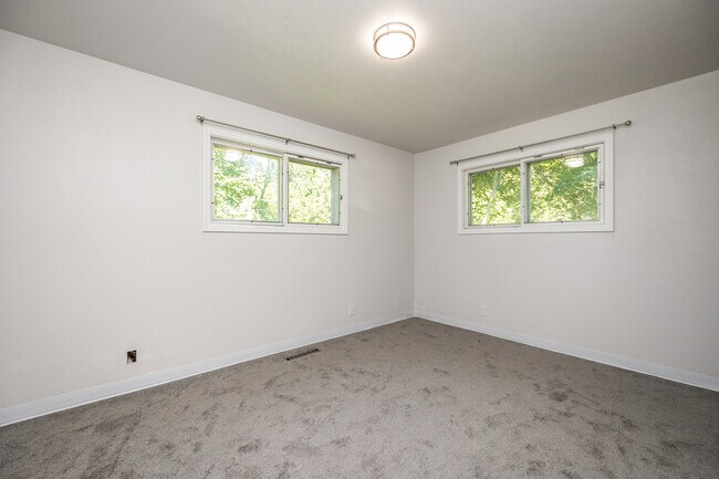 Building Photo - 814 12th Ave