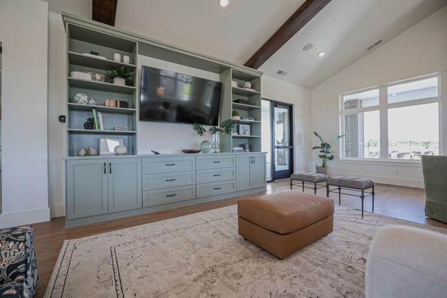 Building Photo - END UNIT - 3 BED 2.5 BATH LUXURY TOWNHOME ...