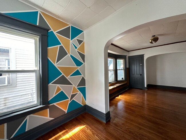 Building Photo - NICE 3 BEDROOMS WITH FULL BATH MOVE-IN READY!