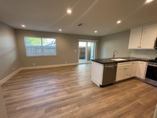 Building Photo - Tahoe Park 2 Bedroom Near UC Davis Med Center