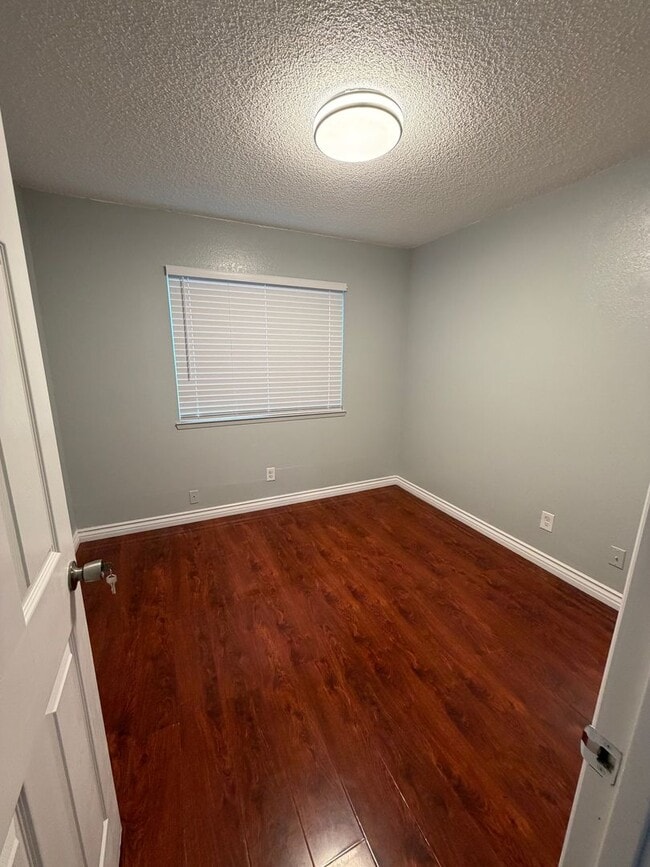 Building Photo - Nice home for rent in Hanford