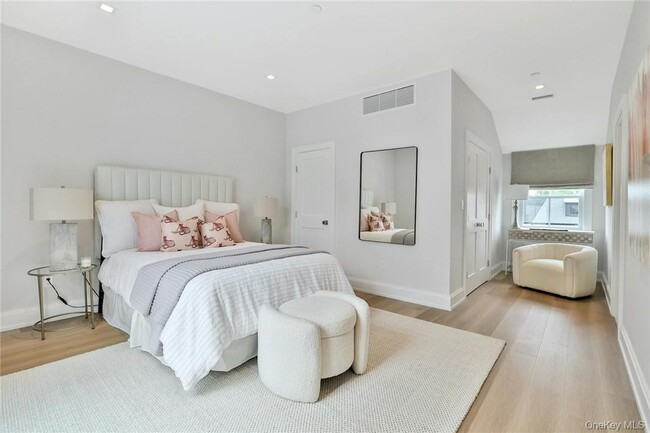 Building Photo - 162 Bedford Rd