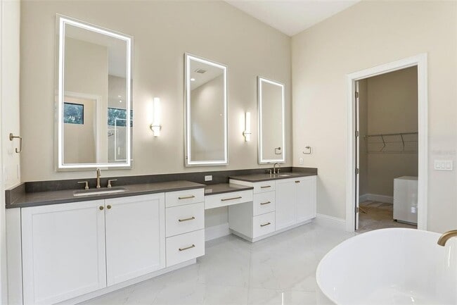 Building Photo - 705 Largovista Dr