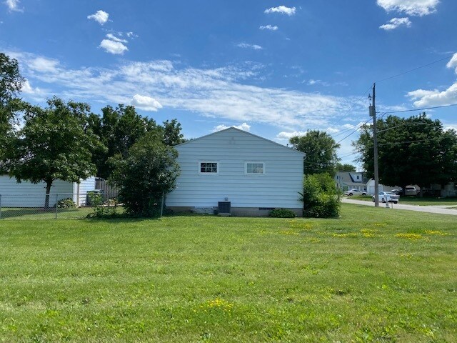 Building Photo - 1021 Chalmers Ave