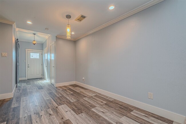 Building Photo - 7700 Creekbend Dr