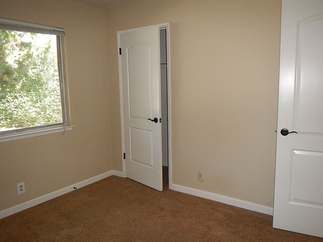 Building Photo - Charming 4Bed 2 Bath in great family neigh...