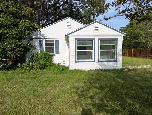 Building Photo - 1106 NE 10th Pl