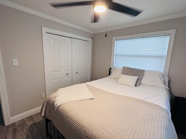 Building Photo - 13926 Sunset Dr