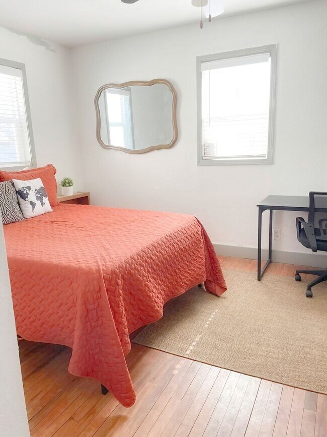 Building Photo - Charming & Cozy 3BR Home with Modern Touches in Quiet Des Moines Neighborhood