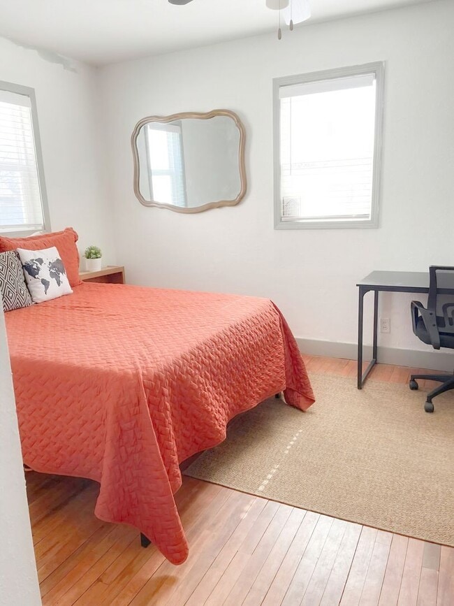Building Photo - Charming & Cozy 3BR Retreat with Modern Touches in Quiet Des Moines Neighborhood