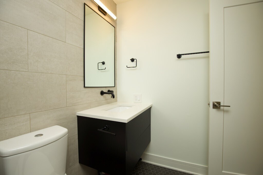 Building Photo - 843 W Grace St