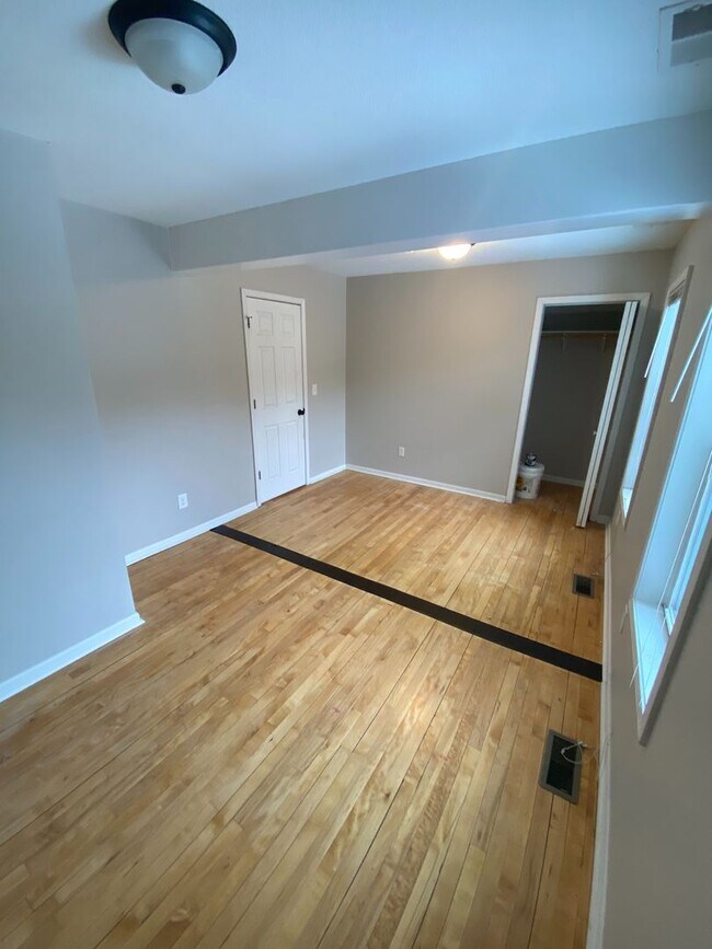 Building Photo - COMPLETELY UPDATED 2 BEDROOM