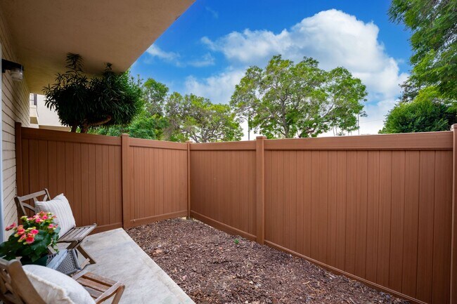 Building Photo - Bryn Mawr 3+2 condo with community pool!