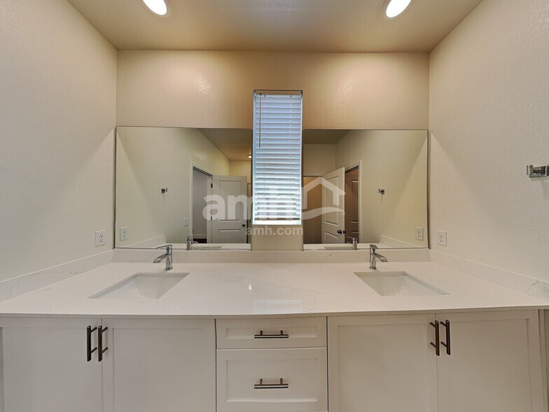 Building Photo - 518 Silverbell Fls Pl