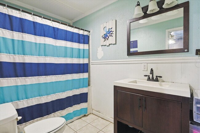 Building Photo - Amazing Historic 1940's Home in Original C...