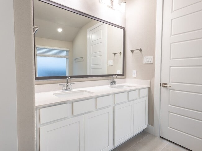 Building Photo - 2010 Bluff Oak Ct