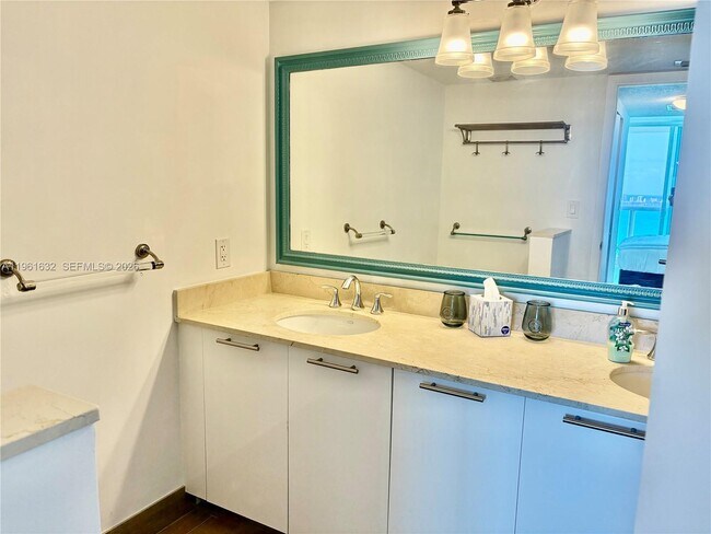 Building Photo - 1800 N Bayshore Dr