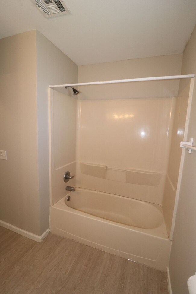Building Photo - Remodeled Duplex Rent ready!