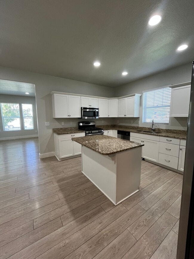 Building Photo - Spacious 3 Bed, 2.5 Bath Townhome in Pleasant Grove