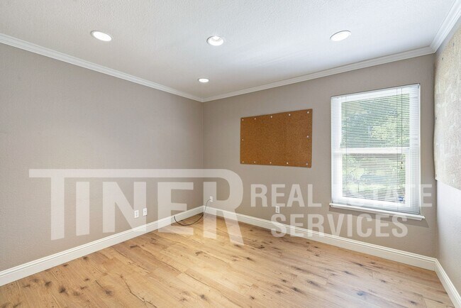 Building Photo - 639 Flower Dr