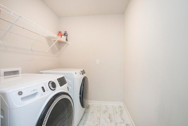 Building Photo - 517 Swanholme Dr