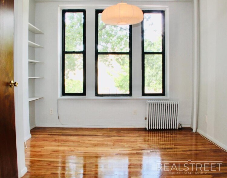 Building Photo - Newly Renovated Spacious 2BR in Heart of Park Slope