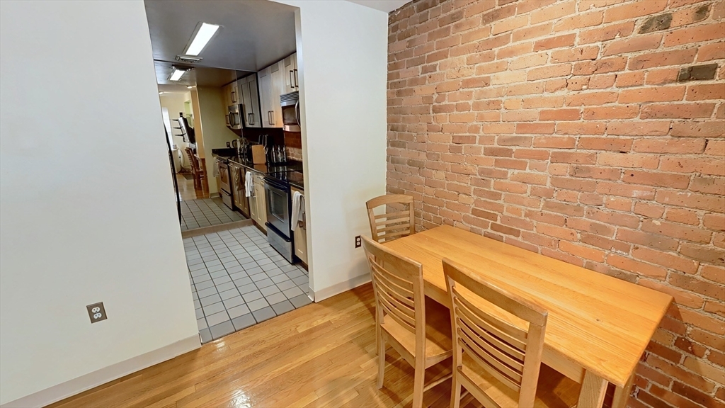 Building Photo - 103 Gainsborough St