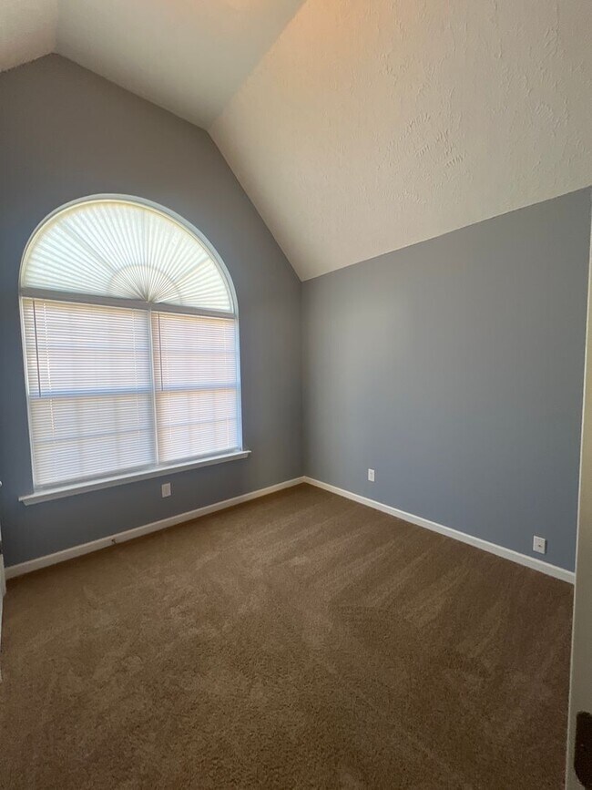 Building Photo - Great location! Close to Everything!