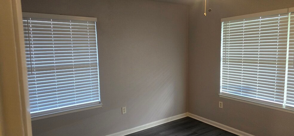 Building Photo - 6138 Kenilwood Dr
