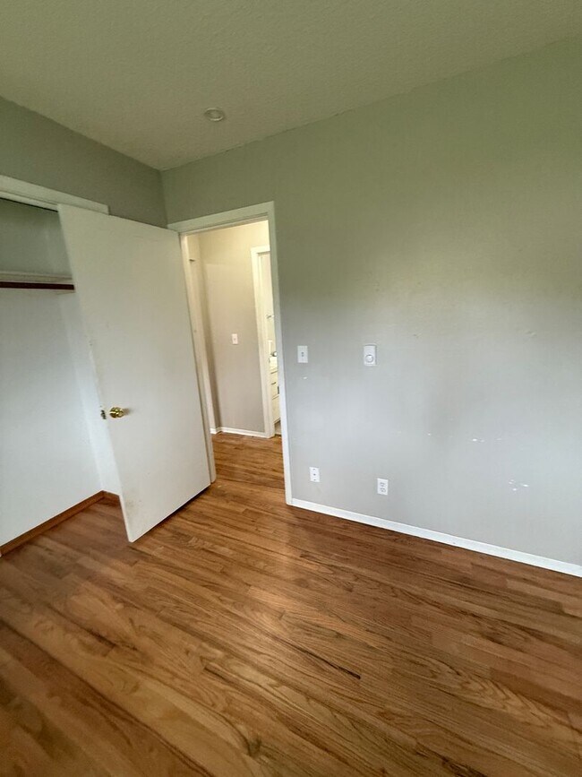 Building Photo - 802 N 20th Ave