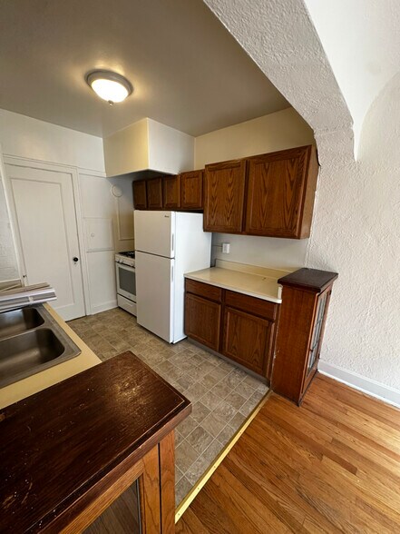 Building Photo - 4442 N Oakland Ave