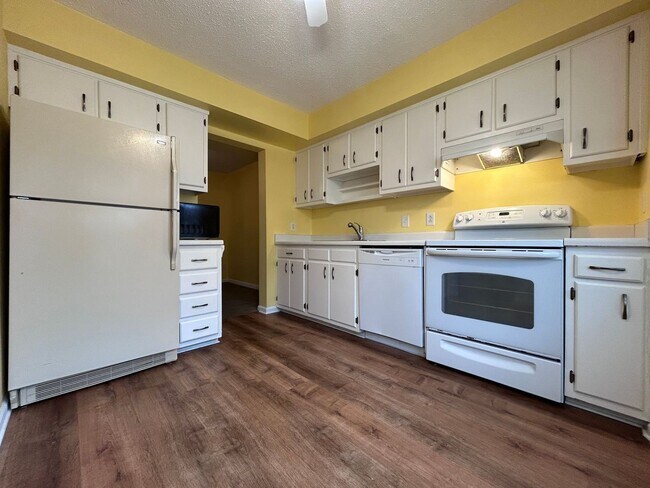 Building Photo - Charming 3-Bedroom Townhome in VB "ASK ABO...