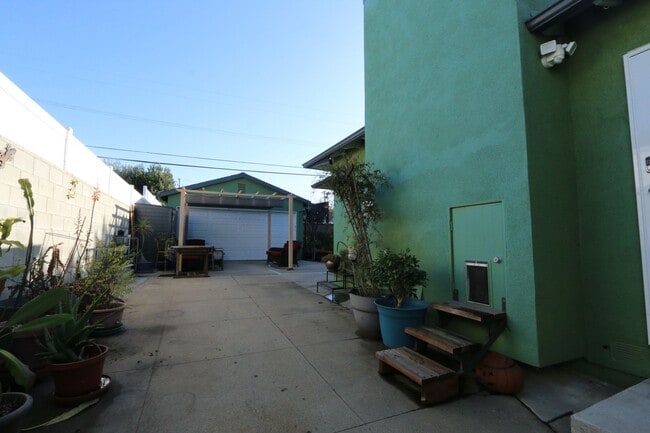 Building Photo - Comfort Meets Style in This Updated Kentwood Home