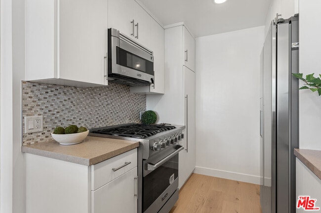 Building Photo - 8787 Shoreham Dr