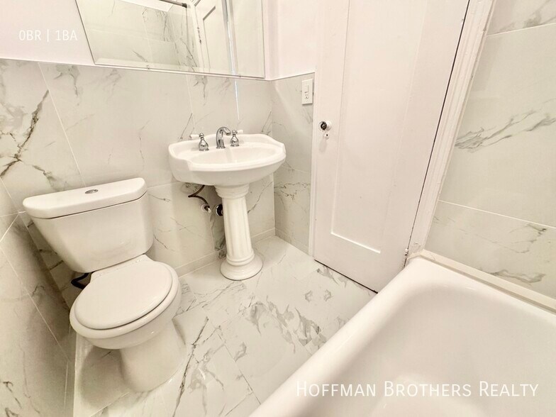 Building Photo - 800 N Las Palmas Ave