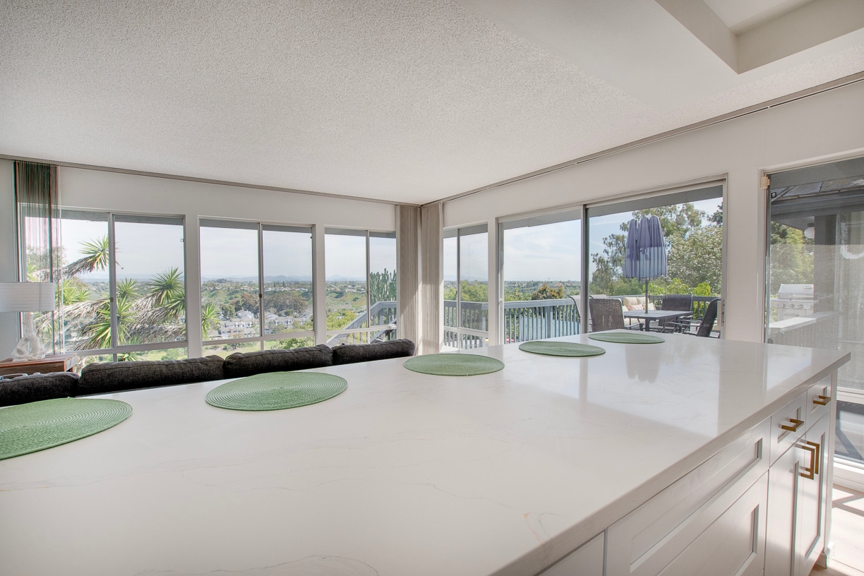 Building Photo - 8143 La Jolla Scenic Dr N