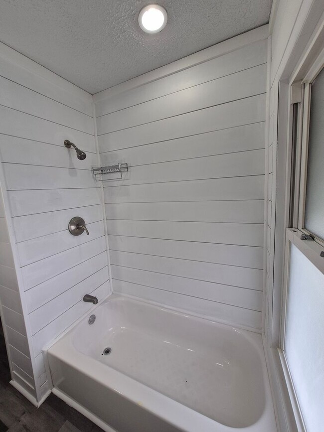 Building Photo - Get this adorable 3-bedroom 2 full bath ho...