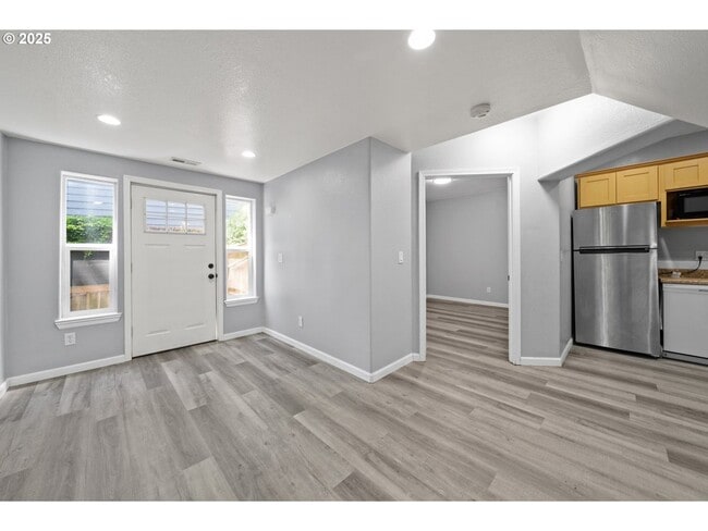 Building Photo - 3 levels, 7 bedrooms , lower level apartme...