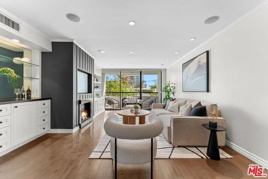 Building Photo - 906 N Doheny Dr
